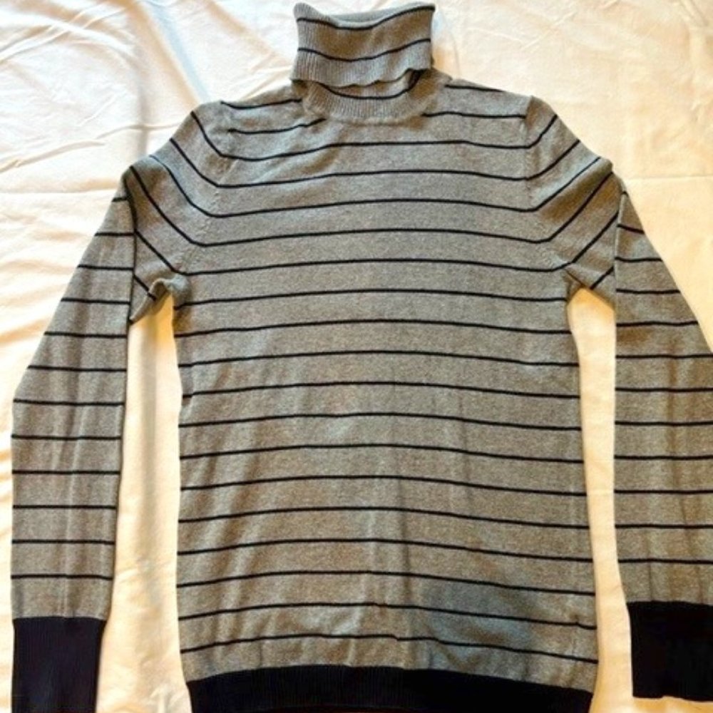 GAP GRAY / NAVY TURTLENECK SWEATER SIZE M
